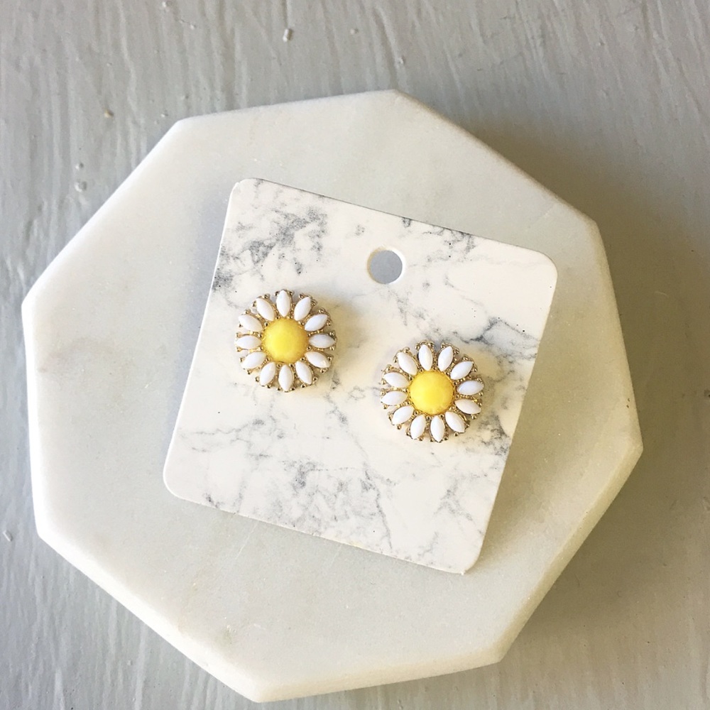 NWT Daisy Flower Stud Fashion Earrings - Picture 1 of 7
